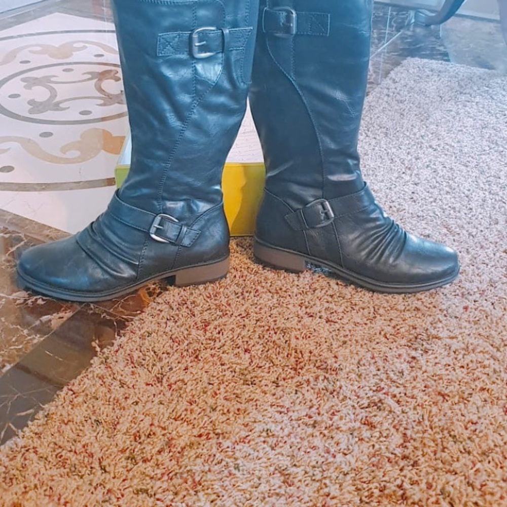 Black knee boots